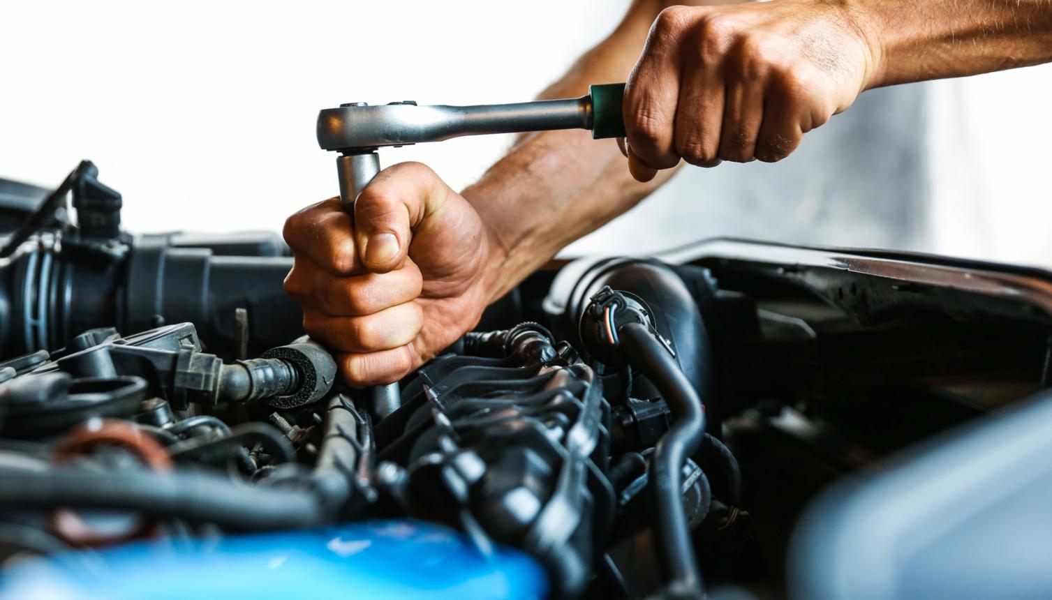 Mecánico trabajando en el motor de un coche
