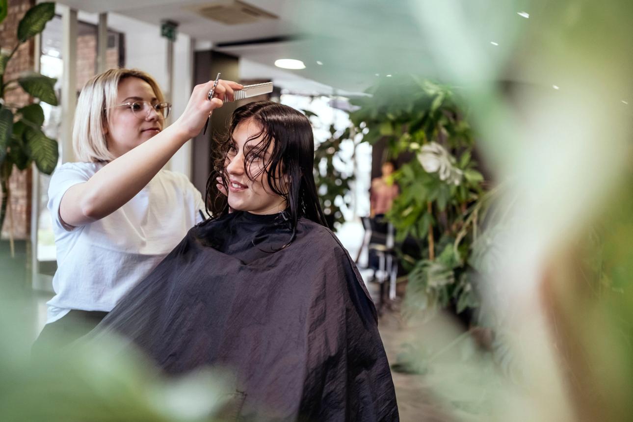 Peluquera cortando el pelo a una clienta