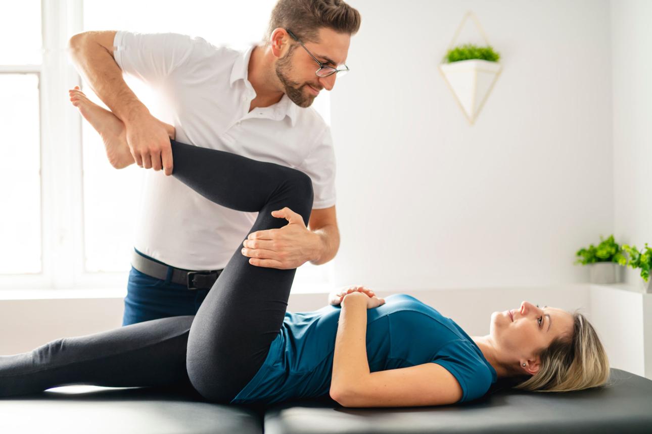 Fisioterapeuta tratando a un paciente